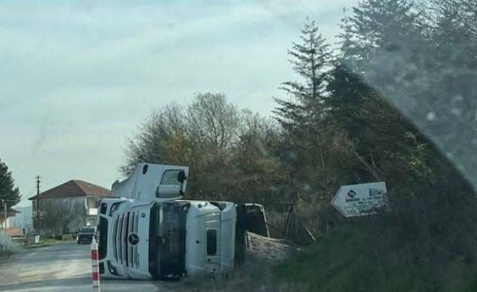 Çaycuma’da kontrolden çıkan tır devrildi