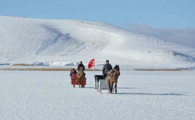 Çıldır Gölü’nde kış masalı: Atlı kızaklar buz üstünde halaylarla sezonu açtı