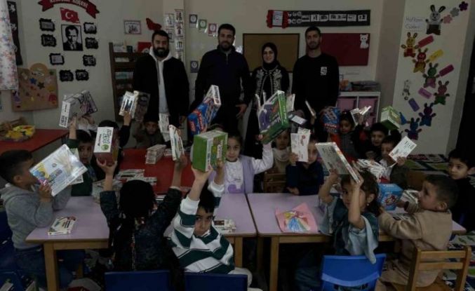 Cilo Dağı eteklerindeki okula zeka oyunu seti ile kırtasiye malzemesi hediye edildi