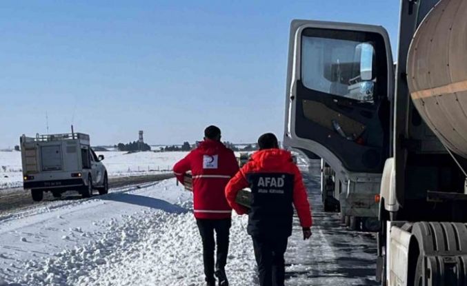 Cizre Kızılay’dan yolda kalan tır şoförlerine sıcak destek