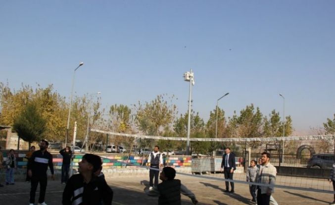 Cizre Milli Eğitim Müdürü İke, öğrencilerle voleybol oynadı