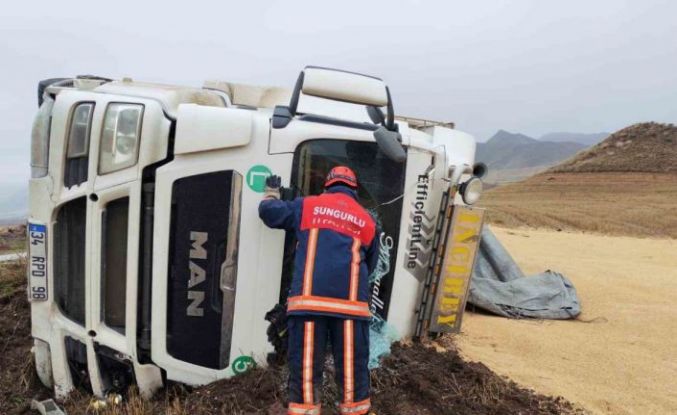 Çorum’da devrilen tırın sürücüsü yaralandı
