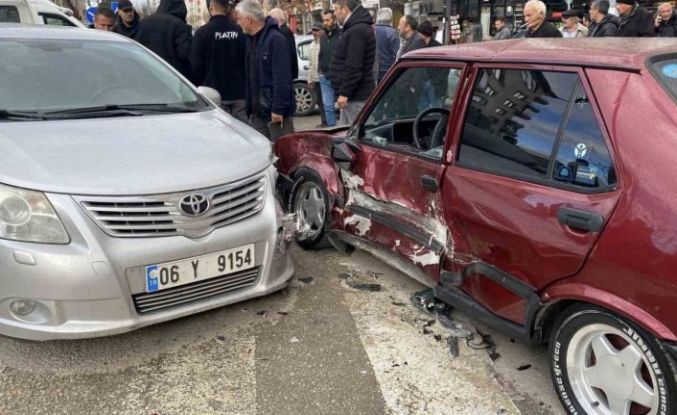 Çorum’da üç araç çarpıştı: Sürücüler burnu bile kanamadan kurtuldu