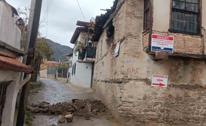 Denizli’de metruk kerpiç binanın duvarı çöktü