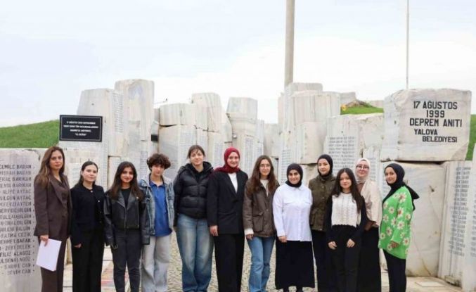 Deprem Anıtı’nda gençlerden anlamlı çalışma