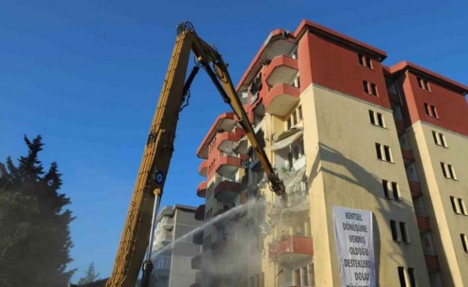 Deprem hazırlıklarının sürdüğü Büyükçekmece’de riskli bir site daha yıkıldı