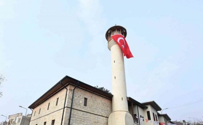 Depremde hasar alan cami yeniden ibadete açıldı