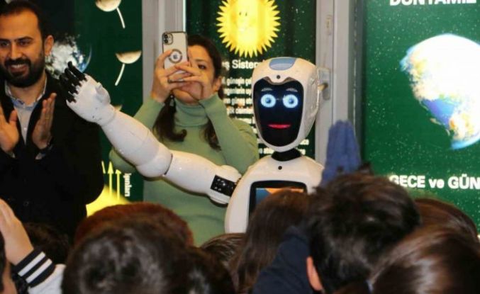 Diyarbakırlı öğrenciler atık malzemelerden robot yaptı