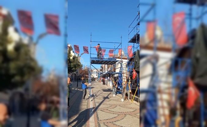 Edirne’de caddede bayrağa saygı: Türk bayrağını öperek kaldırdı