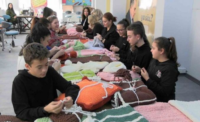 Edirne’de ilmekler iyilik için atılıyor: Çocuklar örüyor, anneler birleştiriyor