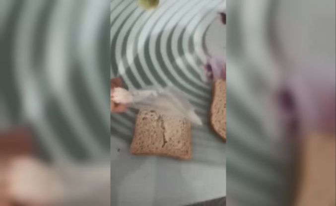 Elazığ’da ekmeğin içerisinden poşet çıktı