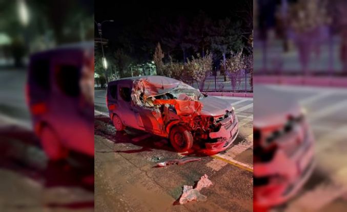 Elazığ’da hafif ticari araç, temizlik aracına çarptı: 1 yaralı