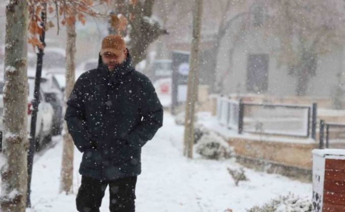 Elazığ’da kar yağışı sürüyor: 4 bin yıllık tarihi Harput beyaza büründü