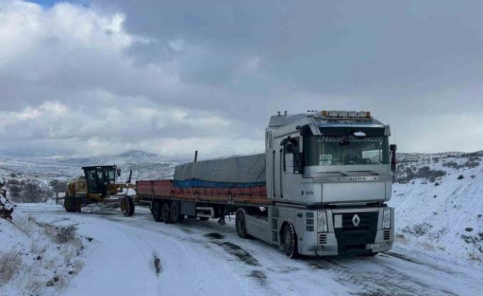 Elazığ’da yolda kalan araçlar kurtarıldı