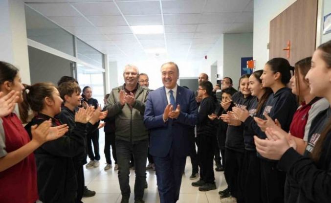 Emekli olan okul müdürünü öğrencileri alkışlarla uğurladı: Gözyaşlarına hakim olamadı