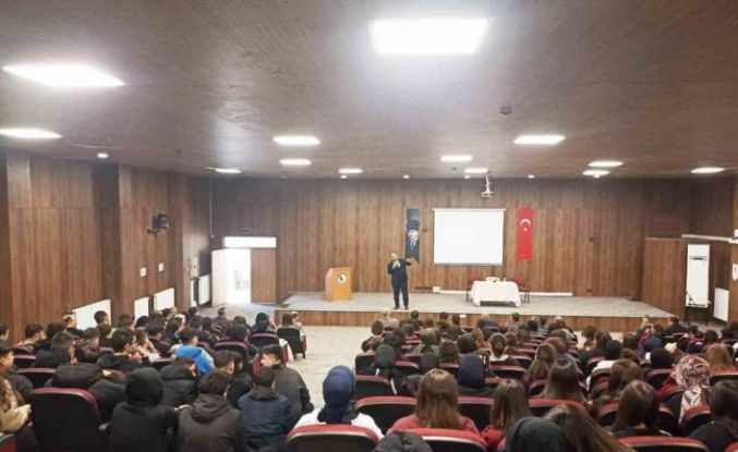Emet’te lise öğrencilerine "Hz. Peygamber ve Şahsiyet İnşası" başlıklı konferans