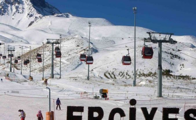 Erciyes’te kayak sezonu açıldı, kayakseverler pistlere akın etti
