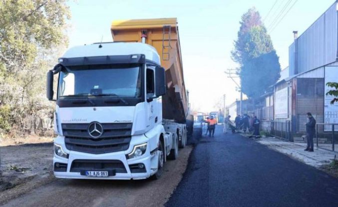 Erenler’de iki mahallede asfalt serim çalışmaları sürüyor