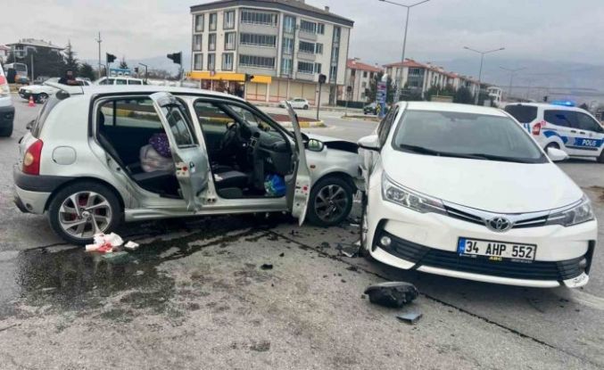 Erzincan’da iki otomobil çarpıştı: 2 yaralı