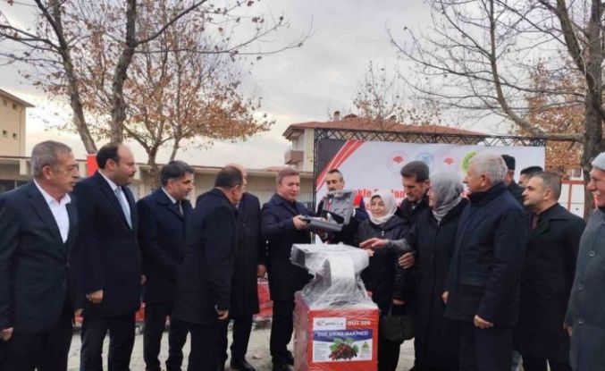 Erzincan’da üreticiye destek: Dut sıkma ve koyun kırkım makinası dağıtıldı
