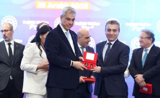 Erzurum’a gelecek ambulansları teslim alındı