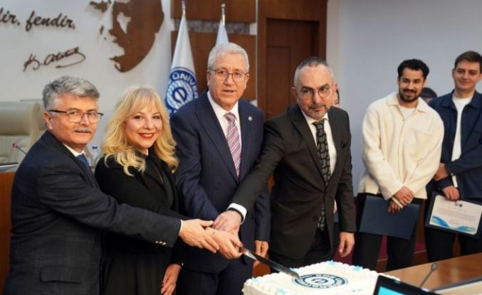 EÜ Senatosu’nda gururlandıran başarı pastayla kutlandı