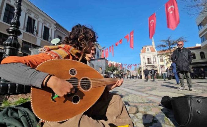 Evrensel dil olan müzikle hem geziyor hem de geçimlerini sağlıyorlar