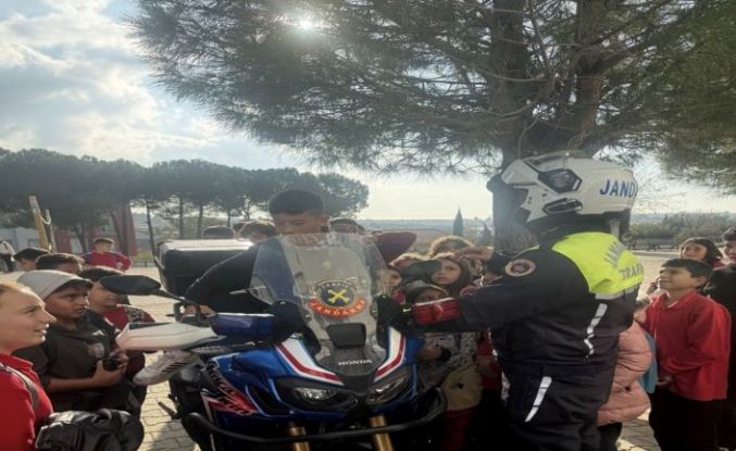 Ezine’de jandarmadan öğrenci ve öğretmenlere trafik bilgilendirmesi