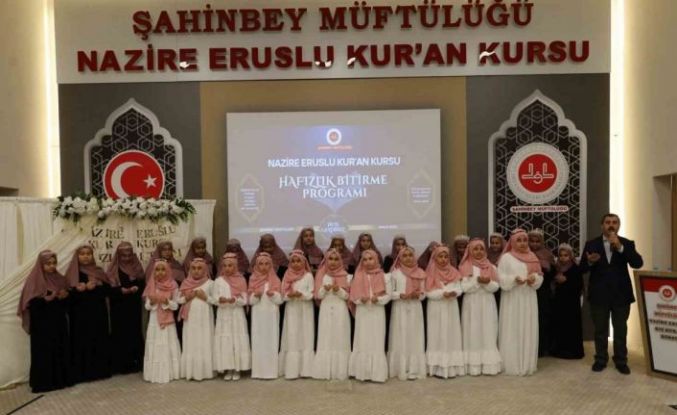 Gaziantep’te 16 öğrenci icazet merasiminde hafızlık belgelerini aldı