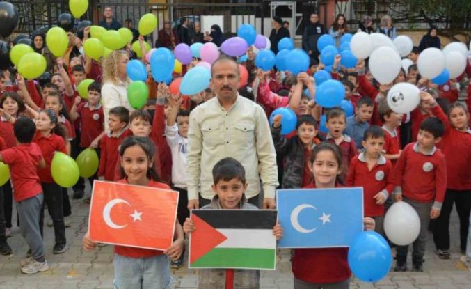 Gazze ve Doğu Türkistan’daki çocukların özgürlüğü için gökyüzüne 787 balon bırakıldı