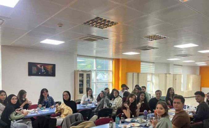 Gençler sanatta buluştu, seramik biblolar renklendi