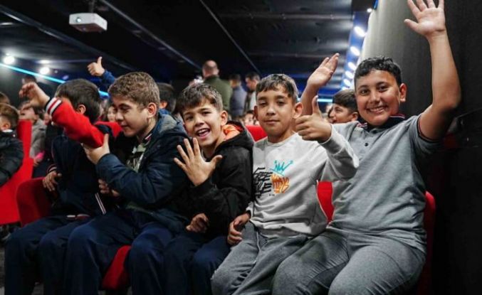 Gezen sinema tırı ve gezici kütüphane depremzede çocukları şenlendirdi