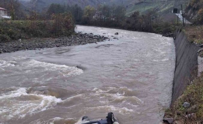 Giresun’da araç dereye uçtu: 2 ölü