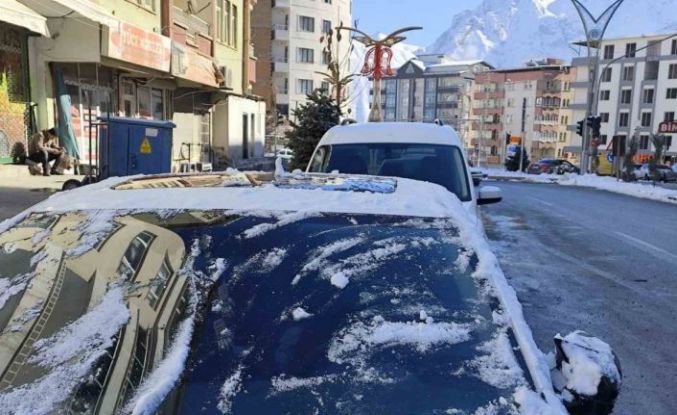 Hakkari’de araç camları buz tuttu
