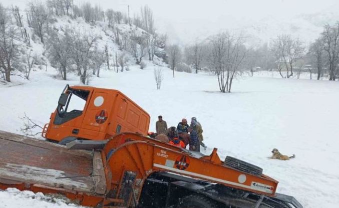 Hakkari’de iş makinesi devrildi: 2 yaralı