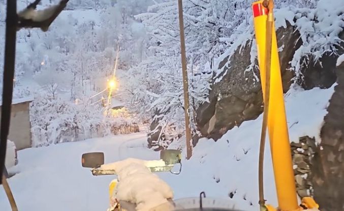 Hakkari’de karla mücadele ekibi gece kar mesaisinde