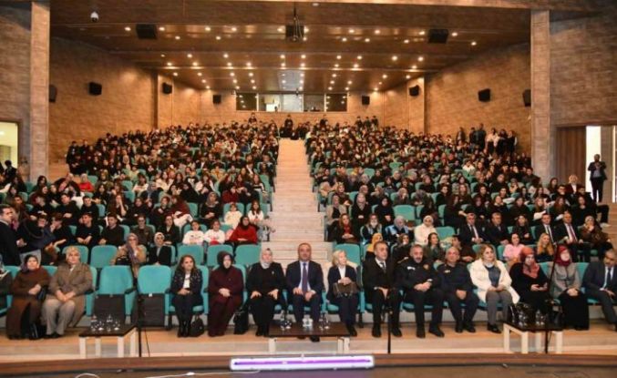 Hayata köprü sanat projesi kapsamında "Altın Çağ" tiyatro gösterisi sahnelendi