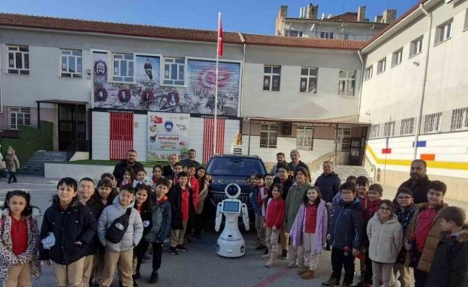 İlkokul öğrencilerine TOGG ile yerli ve milli robot tanıtıldı