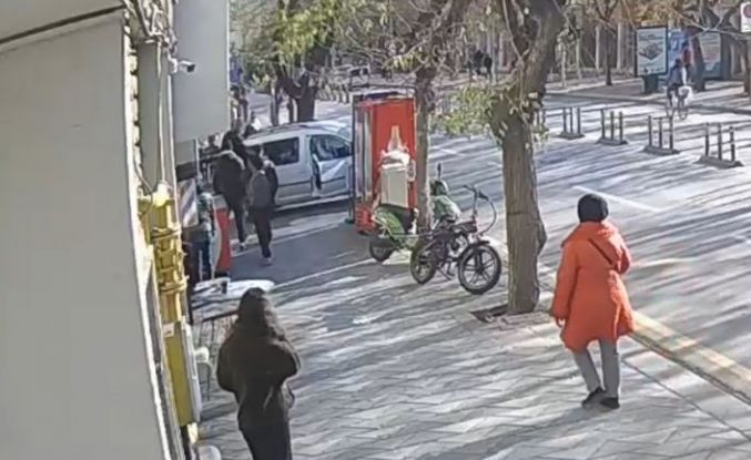 Kadınlar arasında çıkan kavga kameraya yansıdı