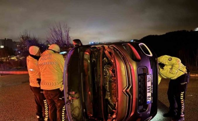 Kaldırıma çarpıp devrildi: 1 yaralı