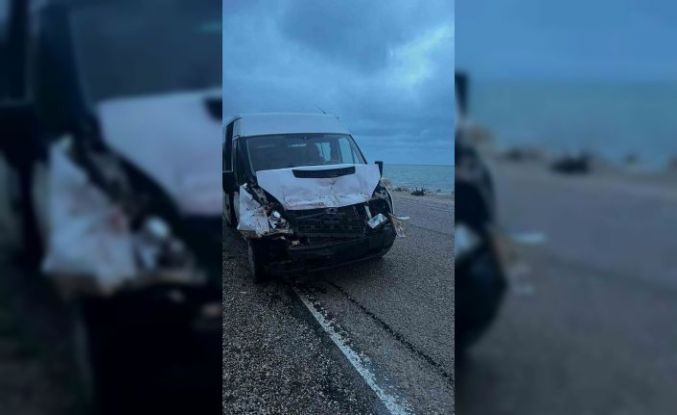 Kamyona çarpan servis aracındaki 3 öğrenci yaralandı