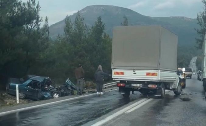 Kamyonetle otomobil çarpıştı: 2 ölü, 2 yaralı