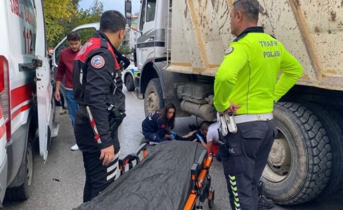 Kamyonun altında kalan motosikletli kurye ağır yaralandı