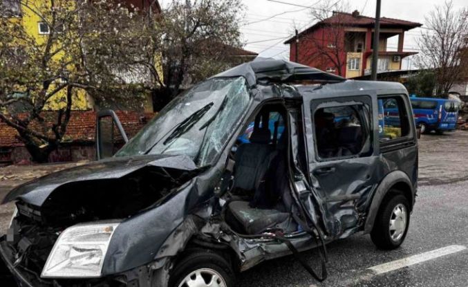 Kamyonun çarptığı hafif ticari araç 50 metre savruldu: 1 ölü, 2 yaralı