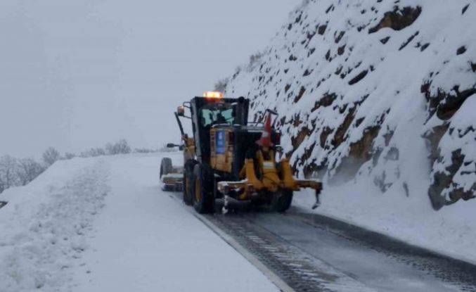 Kar yağışıyla kapanan kırsal mahalle yolları açılıyor