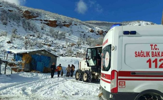 Karla kapanan yollar aşıldı, 2 hasta sağlık ekiplerince hastaneye ulaştırıldı