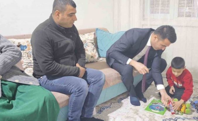 Kaymakam Özdemir miniklere oyuncak dağıttı