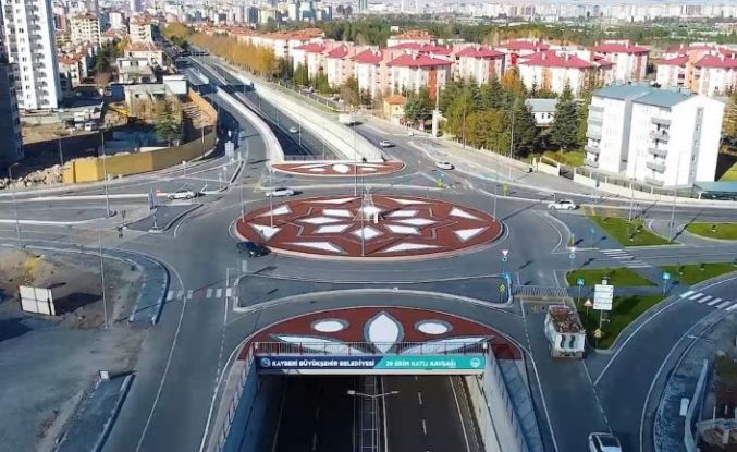 Kayseri Büyükşehir, kavşak peyzajı ile kentin vitrinine renk ve estetik katıyor
