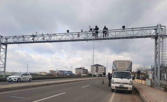 Kazada zarar gören otoyol plaka tanıma sistemi direği yenilendi