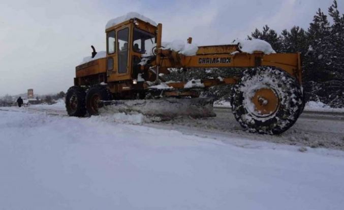 Kendi greyderiyle karla mücadeleye destek veriyor